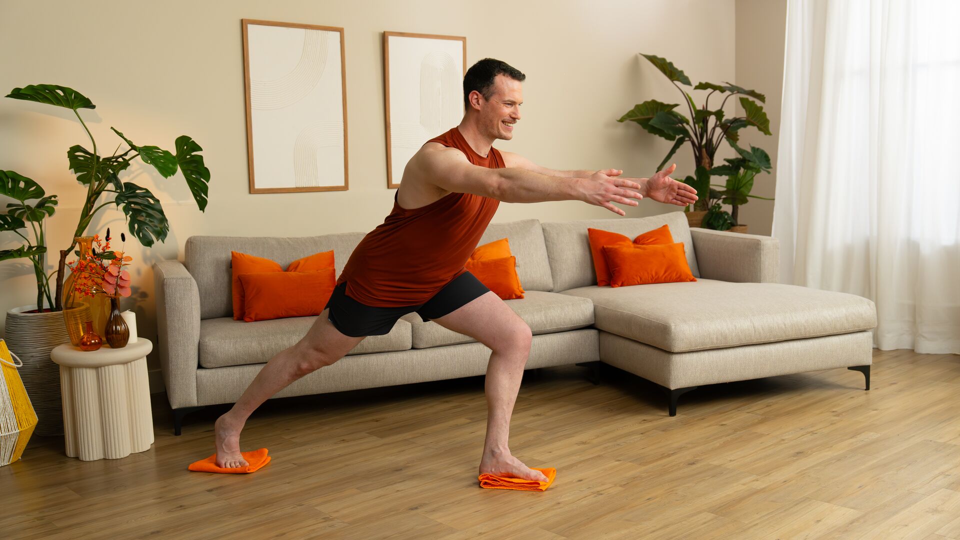 Einfache Pilates-Einrichtung zu Hause mit einem Handtuch und Platz zum Bewegen