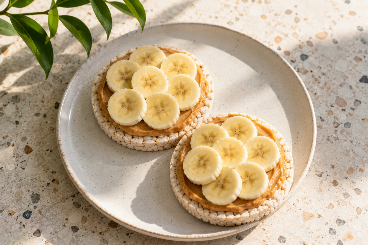 Reiswaffel mit Erdnussmus und Banane