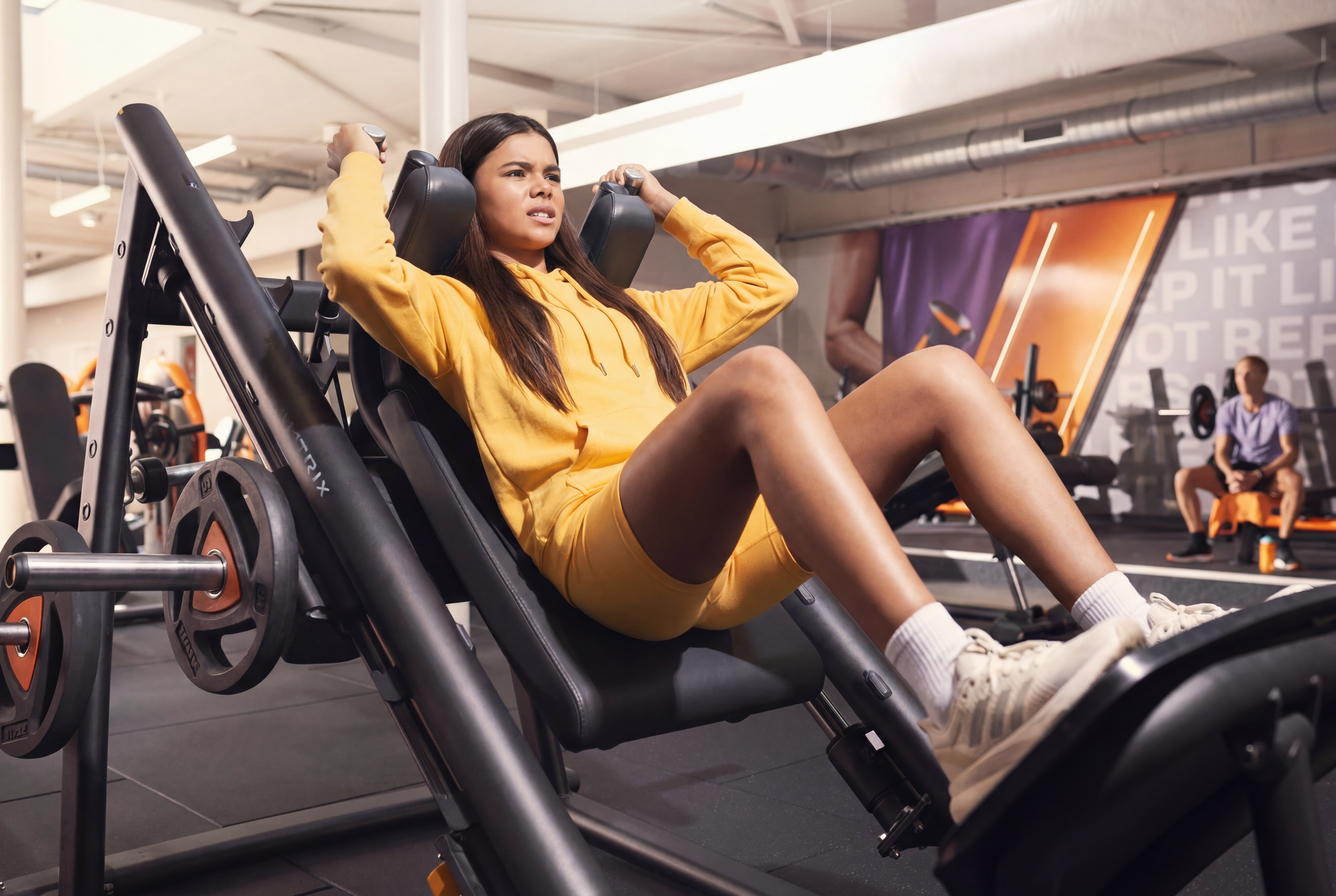 Jugendlicher folgt einem Trainingsplan für Anfänger im Fitnessstudio