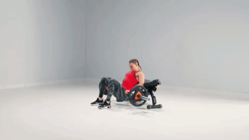 Femme en position de départ pour un hip thrust sur un banc, pieds au sol et épaules appuyées