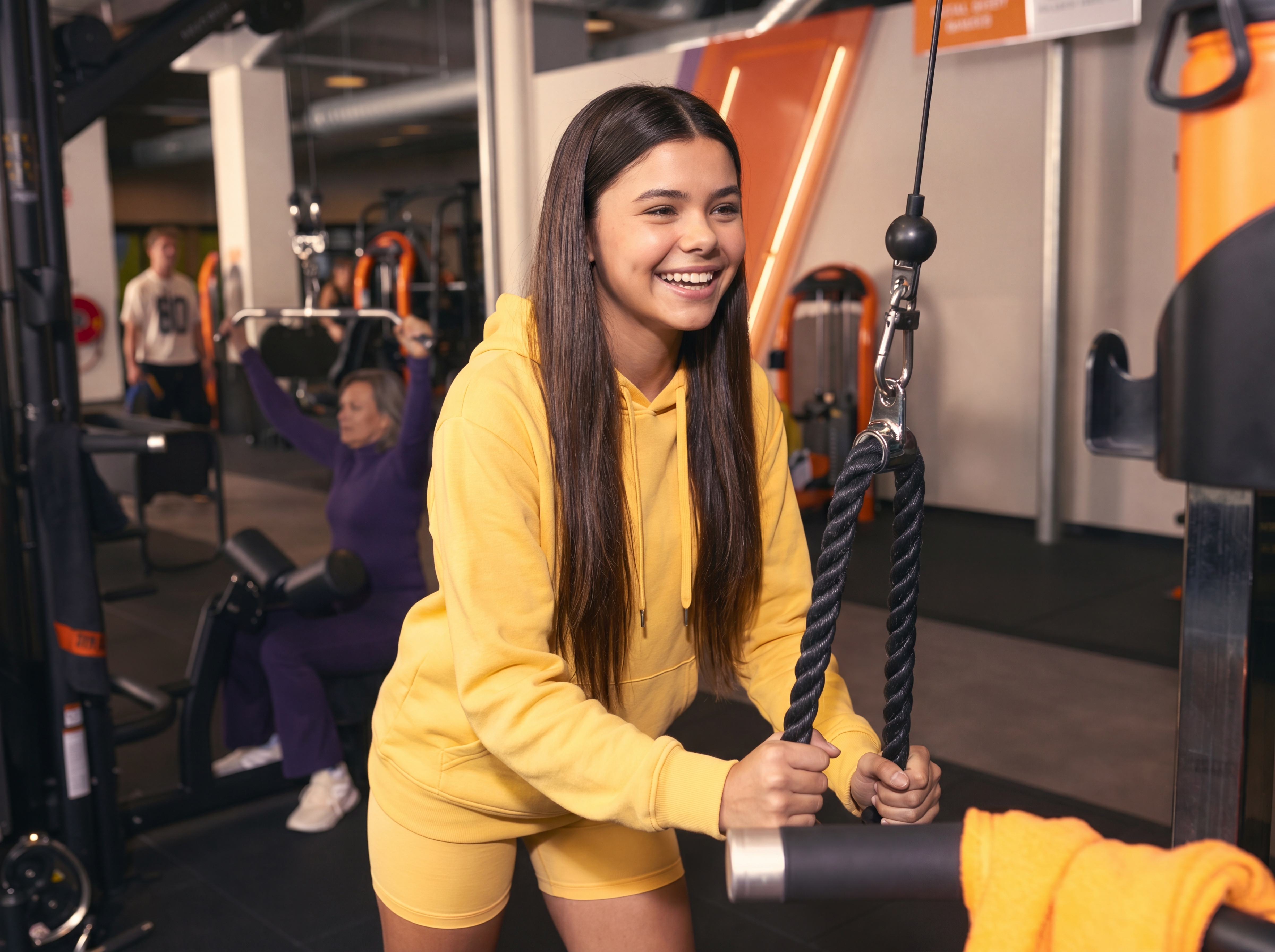 Jugendlicher bereitet sich auf ein Anfängertraining im Fitnessstudio vor