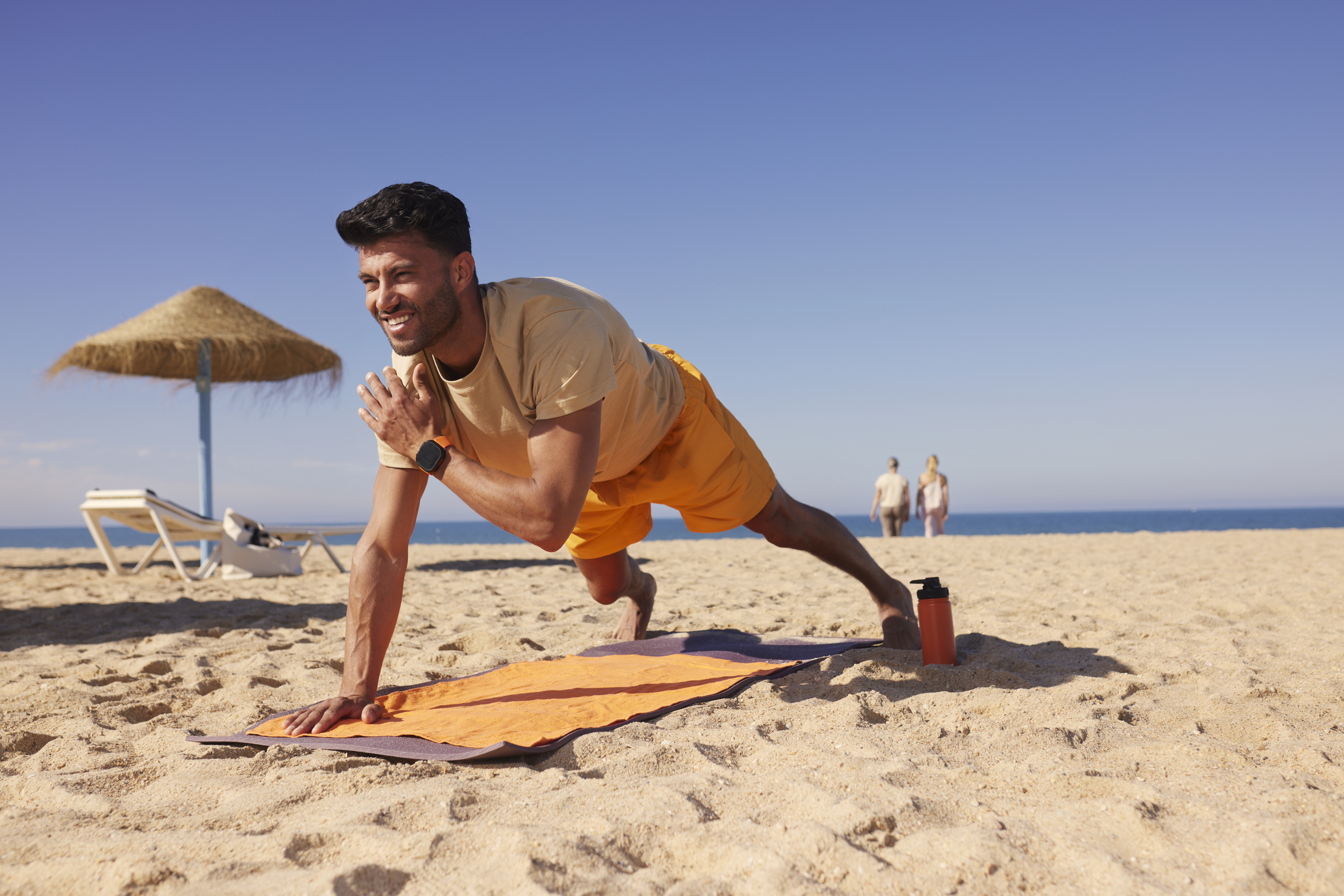 Un homme fait la planche sur la plage